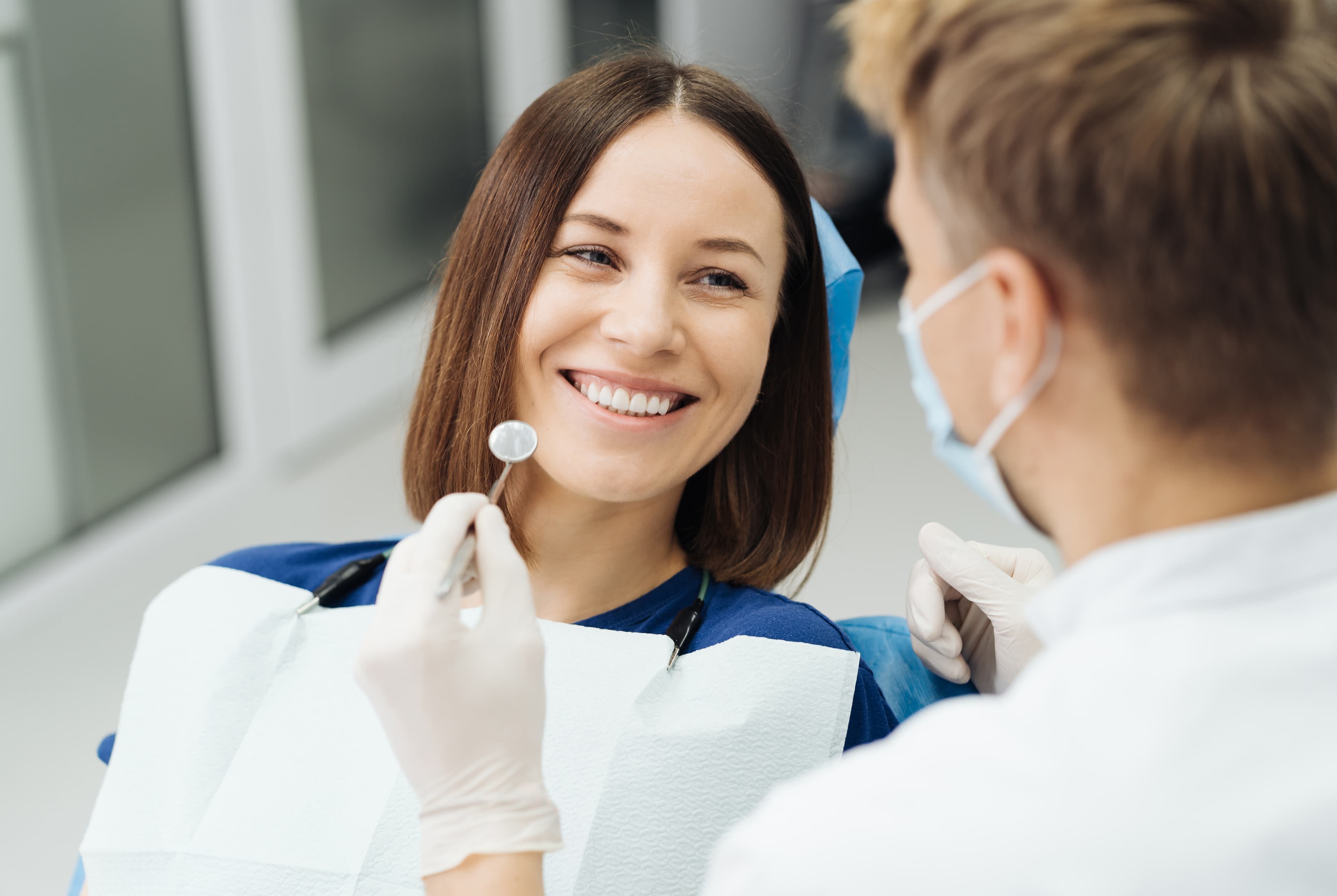 Imagen de dentista atendiendo a una paciente