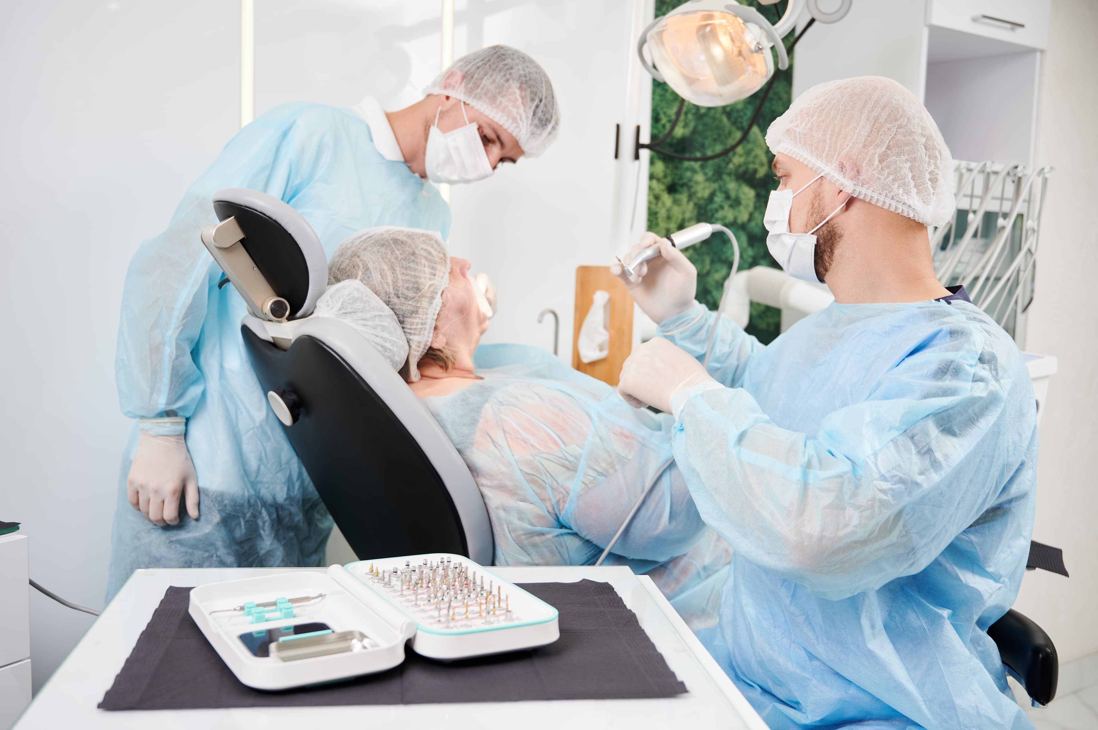 Imagen de dos dentistas atendiendo a una paciente